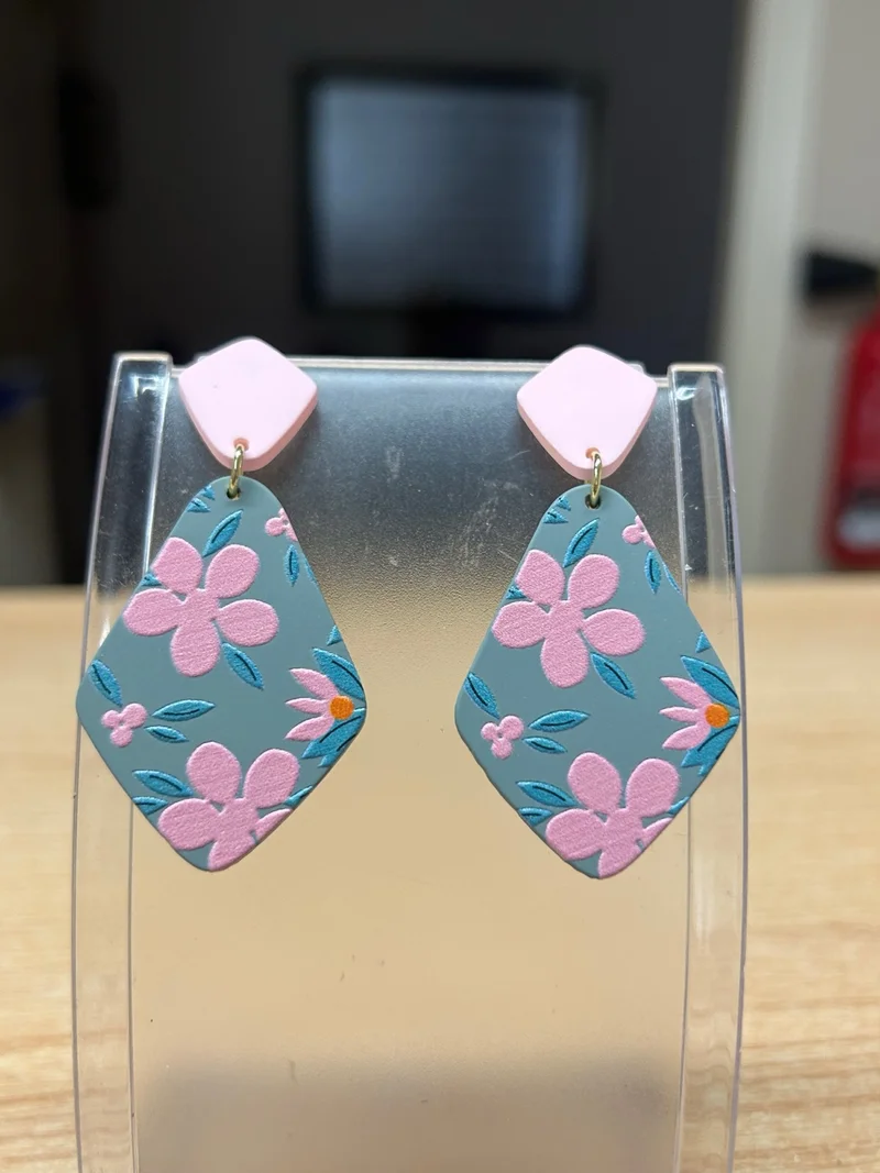 Brinco pingente estampado flor rosa